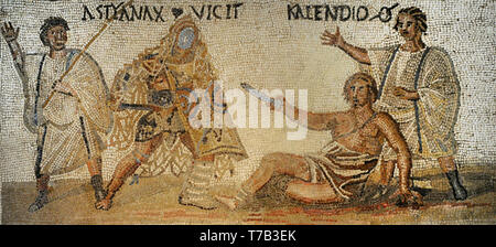 Mosaïque romaine. Calcaires. Secutor versus retiarius. L'inscription du combat mortel entre le secutor Astyanax et le retiarius Kalendio. Le lanista (gladiator) formateur encourage le combat. Astyanax a été le gagnant (l'inscription VICIT apparaît à côté de Astyanax). Détail de la scène de la moitié supérieure de la mosaïque. 3e siècle. À partir de Rome (Italie). Musée Archéologique National. Madrid. L'Espagne. Banque D'Images