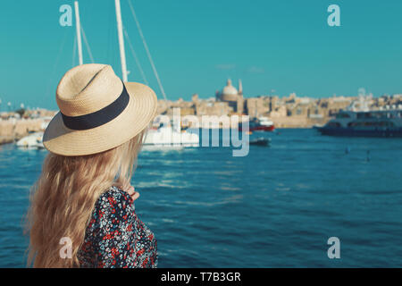 Femme tourisme demande à Malte Sliema au portrait. La Valette en arrière-plan Banque D'Images