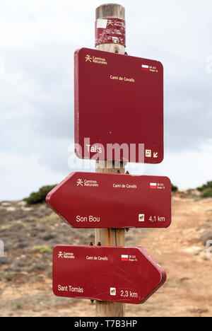 Minorque-SEPTEMBRE 19:un chemin signe sur l'Cami de Cavalls promenade côtière dans l'île de Minorque,septembre,19,2017. Banque D'Images