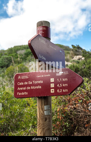 Minorque-SEPTEMBRE 19:un chemin signe sur l'Cami de Cavalls promenade côtière dans l'île de Minorque,septembre,19,2017. Banque D'Images