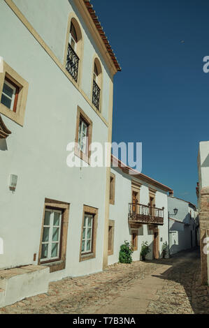 Façade baroque de vieille maison avec murs blancs et des ornements en pierre dans une ruelle étroite à Marvao. Un hameau médiéval perché sur un rocher au Portugal. Banque D'Images