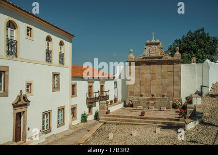 Charmante maison ancienne en pierre et fontaine de style baroque en face une petite place à Marvao. Un hameau médiéval perché sur un rocher au Portugal. Banque D'Images