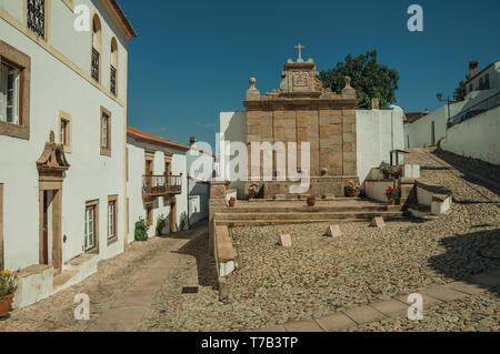 Charmante maison ancienne en pierre et fontaine de style baroque en face une petite place à Marvao. Un hameau médiéval perché sur un rocher au Portugal. Banque D'Images