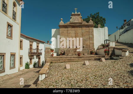 Charmante maison ancienne en pierre et fontaine de style baroque en face une petite place à Marvao. Un hameau médiéval perché sur un rocher au Portugal. Banque D'Images