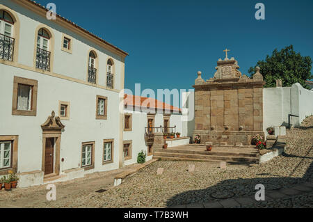 Charmante maison ancienne en pierre et fontaine de style baroque en face une petite place à Marvao. Un hameau médiéval perché sur un rocher au Portugal. Banque D'Images