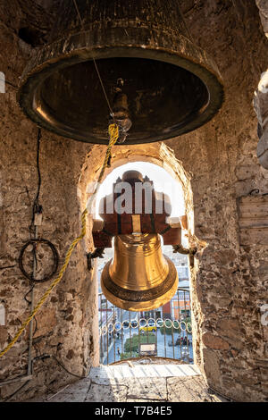 Les cloches en laiton suspendus au clocher de la paroisse de Nuestra Señora de la Asunción ou paroisse de Notre Dame de l'assomption eglise en Jalostotitlan, Etat de Jalisco, au Mexique. L'église paroissiale a été construite en 1622 en pierre de la carrière de rose appelé cantera rosa. Banque D'Images