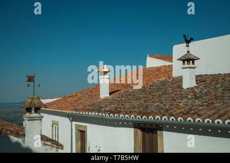 Plus de cheminées de toit maisons anciennes aux murs blanchis à la chaux et la campagne paysage à Marvao. Un hameau médiéval perché sur un rocher au Portugal. Banque D'Images