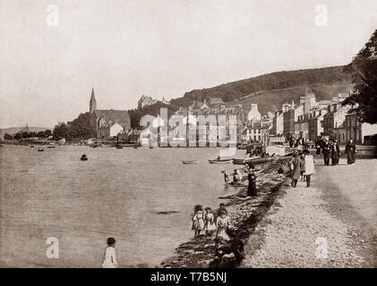 La fin du xixe siècle sur le front de mer à Port Bannatyne sur l'île de Bute, Firth of Clyde, en Écosse. Le village a commencé en 1801 avec la construction d'un petit port sur la baie de Kamáres. Bannatyne, seigneur de Kamáres Château, au fond de la baie, le village prévu pour tenter de rivaliser avec Rothesay. Initialement connu comme Kamesburgh, dès le milieu du xixe siècle, les paquebots ont demandé régulièrement. En 1860 le marquis de Bute a acheté cette partie de l'île et renommé le village Port Bannatyne, en l'honneur de la longue association historique de la famille Bannatyne, avec la région. Banque D'Images