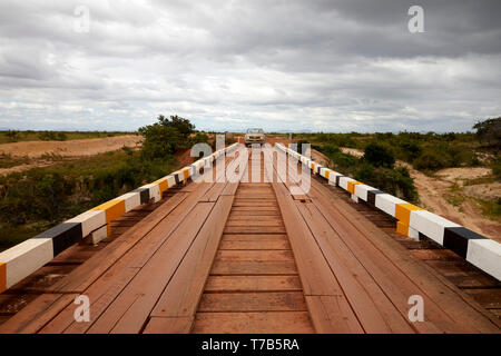 Voiture traversant un pont de la rivière Pirara près de LeThem au Guyana Amérique du Sud Banque D'Images