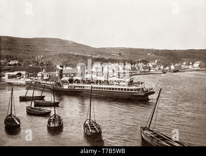 Une fin du 19e siècle vue du bateau à aubes 'Columba' de quitter le quai d'un village à l'Ardrishaig lochside du sud (est) à l'entrée du canal Crinan à Argyll and Bute en Écosse de l'ouest. Banque D'Images