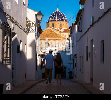 Pareja en una calle típica de Altea. Alicante. Communauté de Valence. España Banque D'Images