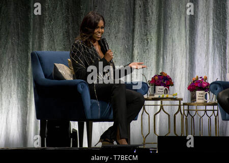 4 mai 2019 - Toronto, Ontario, Canada - Toronto a accueilli l'ancienne Première Dame, Michelle Obama, alors qu'elle voyage le continent sur son livre d', ''devenir''. ''Devenir'' est un récit autobiographique de la première femme de temps au pouvoir. En photo : Michelle Obama (crédit Image : © Angel Marchini/Zuma sur le fil) Banque D'Images