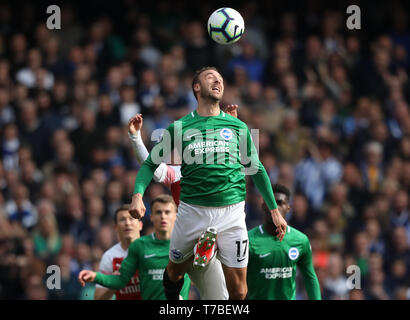 Londres, Royaume-Uni. Le 05 mai, 2019. Glenn Murphy (B&HA) a un boot apparaissent entre ses jambes à l'Arsenal v Brighton et Hove Albion English Premier League match de football à l'Emirates Stadium, Londres, Royaume-Uni le 5 mai 2019. **Utilisation éditoriale uniquement, licence requise pour un usage commercial. Aucune utilisation de pari, de jeux ou d'un seul club/ligue/dvd publications** Crédit : Paul Marriott/Alamy Live News Banque D'Images