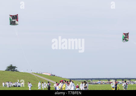 Saitama, Japon. 5 mai, 2019. Gros kites soar pendant le Festival de cerf-volant géant à Kasukabe. Les participants ont pris l'avion cerfs-volants géants (pèse 800 kilogrammes, 11 mètres de large et 15 mètres de haut) à prier pour une récolte exceptionnelle de graines de sensibilisation. Le festival annuel a eu lieu à partir de 1841 et cette année est tenue les 3 et 5. Kasukabe city dispose également d'un kite musée abritant divers 450 cerfs-volants japonais et étrangers. Credit : Rodrigo Reyes Marin/ZUMA/Alamy Fil Live News Banque D'Images