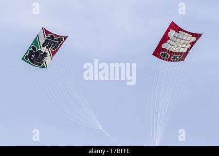 Saitama, Japon. 5 mai, 2019. Gros kites soar pendant le Festival de cerf-volant géant à Kasukabe. Les participants ont pris l'avion cerfs-volants géants (pèse 800 kilogrammes, 11 mètres de large et 15 mètres de haut) à prier pour une récolte exceptionnelle de graines de sensibilisation. Le festival annuel a eu lieu à partir de 1841 et cette année est tenue les 3 et 5. Kasukabe city dispose également d'un kite musée abritant divers 450 cerfs-volants japonais et étrangers. Credit : Rodrigo Reyes Marin/ZUMA/Alamy Fil Live News Banque D'Images