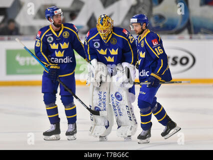 Brno, République tchèque. Le 05 mai, 2019. Erik Gustafsson, gauche, et Marcus Kruger, droit, escort gardien Jacob Markstrom secoué (SWE) sur le banc pendant le match contre la Finlande de la Suède au sein de Carlson les matchs de hockey sur glace tournoi, partie de hockey Euro Tour à Brno, en République tchèque, le 5 mai 2019. Credit : Lubos Pavlicek/CTK Photo/Alamy Live News Banque D'Images