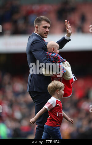 Londres, Royaume-Uni. Le 05 mai, 2019. Aaron Ramsey (A) remercie les fans, qu'il quitte Arsenal pour rejoindre la Juventus. Arsenal v Brighton et Hove Albion English Premier League match de football à l'Emirates Stadium, Londres, Royaume-Uni le 5 mai 2019. **Utilisation éditoriale uniquement, licence requise pour un usage commercial. Aucune utilisation de pari, de jeux ou d'un seul club/ligue/dvd publications** Crédit : Paul Marriott/Alamy Live News Banque D'Images