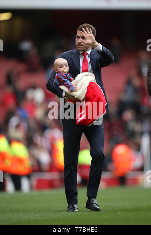 Londres, Royaume-Uni. Le 05 mai, 2019. Aaron Ramsey (A) remercie les fans, qu'il quitte Arsenal pour rejoindre la Juventus. Arsenal v Brighton et Hove Albion English Premier League match de football à l'Emirates Stadium, Londres, Royaume-Uni le 5 mai 2019. **Utilisation éditoriale uniquement, licence requise pour un usage commercial. Aucune utilisation de pari, de jeux ou d'un seul club/ligue/dvd publications** Crédit : Paul Marriott/Alamy Live News Banque D'Images