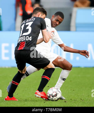 Leverkusen, Allemagne. 5 mai, 2019. Lucas Alario (L) de Leverkusen rivalise avec Gelson Fernandes de Francfort pendant le match de Bundesliga entre Bayer 04 Leverkusen et l'Eintracht Francfort à Leverkusen, Allemagne, le 5 mai 2019. Leverkusen a gagné 6-1. Credit : Joachim Bywaletz/Xinhua/Alamy Live News Banque D'Images