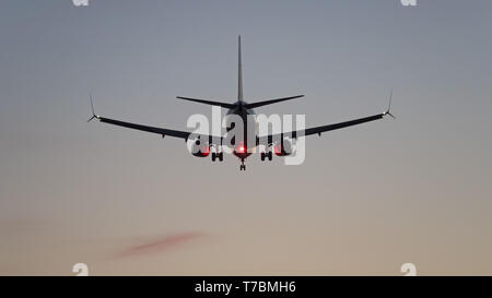 Richmond, Colombie-Britannique, Canada. 4 mai, 2019. Un Boeing 737 jetliner en courte finale pour l'atterrissage. Credit : Bayne Stanley/ZUMA/Alamy Fil Live News Banque D'Images