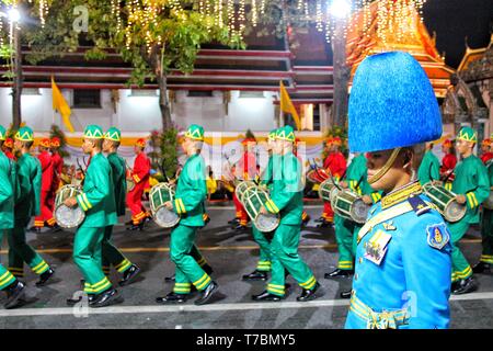 Beijing, la Thaïlande. 5 mai, 2019. Les gens en costumes traditionnels thaïlandais Maha Vajiralongkorn assister à la procession du roi à Bangkok, Thaïlande, le 5 mai 2019. Maha Vajiralongkorn Roi thaïlandais avait une procession le dimanche pour rendre hommage aux anciens rois dans le cadre de la cérémonie de couronnement de trois jours. Crédit : Yang Zhou/Xinhua/Alamy Live News Banque D'Images