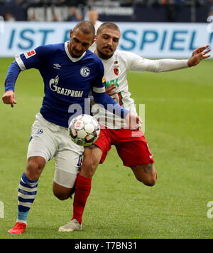 Gelsenkirchen, Allemagne. 5 mai, 2019. Konstantinos Stafylidis (R) d'Augsbourg rivalise avec Achmed Kutucu de Schalke 04 lors de la Bundesliga match entre le FC Schalke 04 et le FC Augsburg à Gelsenkirchen, Allemagne, le 5 mai 2019. Le match s'est terminé dans un 0-0 draw. Credit : Joachim Bywaletz/Xinhua/Alamy Live News Banque D'Images