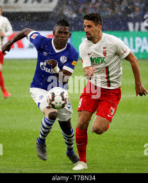 Gelsenkirchen, Allemagne. 5 mai, 2019. Rani Khedira (R) d'Augsbourg le dispute à Breel Grosse Caye de Schalke 04 lors de la Bundesliga match entre le FC Schalke 04 et le FC Augsburg à Gelsenkirchen, Allemagne, le 5 mai 2019. Le match s'est terminé dans un 0-0 draw. Credit : Joachim Bywaletz/Xinhua/Alamy Live News Banque D'Images