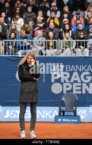 Prague, République tchèque. 04 mai, 2019. Le joueur de tennis tchèque Lucie Safarova dit adieu à l'auditoire d'accueil avant de commencer le match final de la J&T Banka Open de Prague, le 4 mai 2019, à Prague, en République tchèque. Credit : Michal Kamaryt/CTK Photo/Alamy Live News Banque D'Images