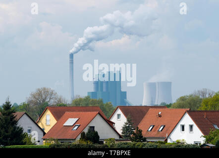 Déposée - 27 avril 2019, --- : des maisons individuelles peut être vu en face d'un éco-compatible. Le taux global d'extinction des espèces est en ce moment dix à cent fois supérieur à la moyenne des cours des 10 millions d'années et continue d'augmenter, selon le document exposant les questions clés présentées par le Conseil de la biodiversité mondiale l'IPBES à Paris le 6 mai 2019. Pendant trois ans, les experts ont examiné 15 000 sources de documentation et a ensuite résumé ses constatations sur 40 pages effrayantes. Dans la plupart des sites, le nombre d'espèces indigènes a déjà diminué de 20 pour cent. Par contre, le nombre de personnes Banque D'Images