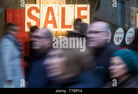 Déposée - 27 décembre 2016, Hessen, Frankfurt/Main : le premier jour après les vacances de Noël, les passants sont bondés et passer une vitrine avec le mot 'sale' réduit la publicité des marchandises sur un commerçant. Le taux global d'extinction des espèces est en ce moment dix à cent fois supérieur à la moyenne des cours des 10 millions d'années et continue d'augmenter, selon le document exposant les questions clés présentées par le Conseil de la biodiversité mondiale l'IPBES à Paris le 6 mai 2019. Pendant trois ans, les experts ont examiné 15 000 sources de documentation et a ensuite résumé ses constatations sur 40 pages effrayantes. À Banque D'Images