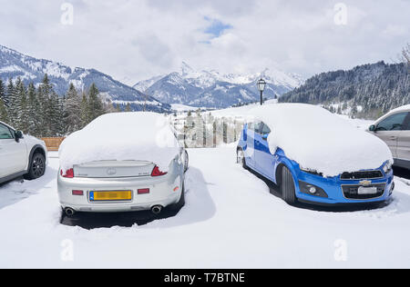 Le Tyrol, Autriche. 6e mai 2019. Voitures de tourisme recouvert de neige dans la vallée de Tannheim (1100m) à Grän, vallée de Tannheim, Tyrol, Autriche, le 06 mai 2019 Crédit : Peter Schatz/Alamy Live News Banque D'Images