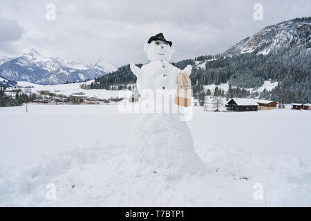 Le Tyrol, Autriche. 6e mai 2019. Bonhomme de neige dans la vallée de Tannheim à Grän, vallée de Tannheim (1100m), Tyrol, Autriche, le 06 mai 2019 Crédit : Peter Schatz/Alamy Live News Banque D'Images