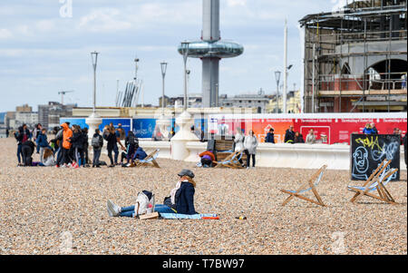 Brighton UK 6 mai 2019 - Visiteurs habiller chaudement sur la plage de Brighton en tant qu'ils peuvent profiter des vacances de banque avec l'instabilité des conditions de temps froid devrait se poursuivre tout au long de la Grande-Bretagne au cours des prochains jours. Crédit : Simon Dack / Alamy Live News Banque D'Images