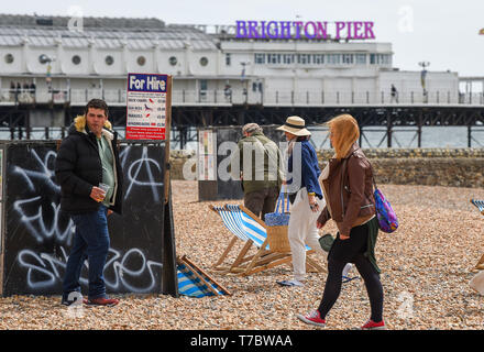 Brighton UK 6 mai 2019 - Visiteurs habiller chaudement sur la plage de Brighton en tant qu'ils peuvent profiter des vacances de banque avec l'instabilité des conditions de temps froid devrait se poursuivre tout au long de la Grande-Bretagne au cours des prochains jours. Crédit : Simon Dack / Alamy Live News Banque D'Images