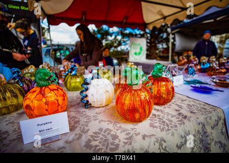 Collectionneur, Canberra la capitale de l'Australie. 5 mai, 2019. En forme de citrouille verrerie sont vus à un stand sur le Festival de la citrouille dans le collecteur, d'une demi-heure de route de la capitale australienne Canberra, le 5 mai 2019. Le Village de collection Festival de la citrouille, qui tombe sur le premier dimanche de mai, est dans sa 16e année. Le Village de collection qui est normalement tranquille a été transformé en un parc d'amusement le dimanche, attire des visiteurs de grandes villes pour ralentir et profiter de la vie idyllique. Credit : Pan Xiangyue/Xinhua/Alamy Live News Banque D'Images