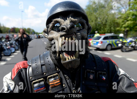 Prague, République tchèque. 06 mai, 2019. Environ 200 membres de la nuit les loups, moto club nationaliste russe, traverser Prague pour rendre hommage à l'Armée Rouge morts de guerre de la Seconde Guerre mondiale dans le cimetière Olsany à Prague, en République tchèque, le 6 mai 2019. La nuit, les loups sont équitation à Berlin. Credit : Katerina Sulova/CTK Photo/Alamy Live News Banque D'Images