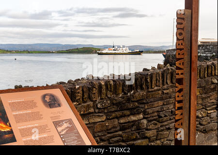 Bantry, West Cork, Irlande. 6 mai, 2019. Bateau de croisière 'Serenissima' se trouve à l'ancre dans la baie de Bantry, étant arrivé tôt ce matin. Elle a été construite en 1960 et des voiles plus tard ce soir, le Crédit : Andy Gibson/Alamy Live News. Banque D'Images