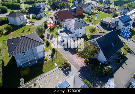 Markranstädt, Allemagne. Apr 30, 2019. Vue de la société model house park dans le district de Schkeuditz Dölzig, pris avec un drone. Il y a différentes maisons préfabriquées de fabricants différents ici. Crédit : Jan Woitas/dpa-Zentralbild/ZB/dpa/Alamy Live News Banque D'Images