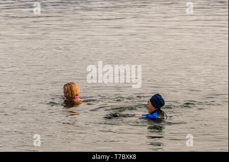 Bantry, West Cork, Irlande. 6 mai, 2019. Les nageurs de la "nef" joints swimming club a pris de l'eau ce matin pour une banque Maison de nager. La journée avait commencé terne et couvert, mais il n'a été ensoleillé tout au long de la journée. Credit : Andy Gibson/Alamy Live News. Banque D'Images