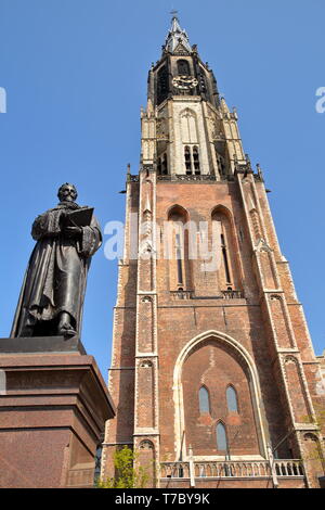 Hugo de Groot Monument (datant de 1886) et Nieuwe Kerk tour de l'horloge à Delft, Pays-Bas Banque D'Images