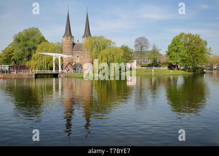 La porte est (Oostpoort), reflétée sur Schiekanaal à Delft, Pays-Bas Banque D'Images