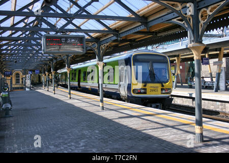 La gare de Connolly de Dublin, Irlande, avril 2010, un service de train Iarnrod Eireann Banque D'Images