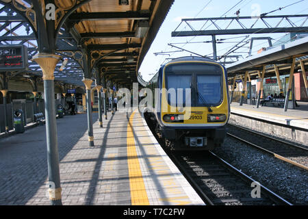 La gare de Connolly de Dublin, Irlande, avril 2010, un service de train Iarnrod Eireann Banque D'Images