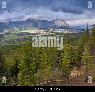 Vu à travers le Coyhaique Coyhaique river valley en Patagonie chilienne. Banque D'Images
