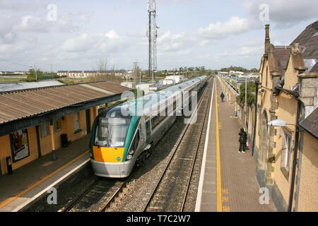 Newbridge station, l'Irlande, avril 2008, un service de train Iarnrod Eireann Banque D'Images