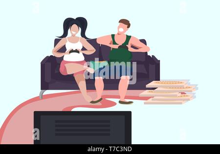 Young couple holding joystick manette de jeu happy family naviguant dans les jeux vidéos sur tv man woman sitting on couch eating pizza personnages féminins masculins s'amusant Illustration de Vecteur