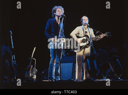 Art Garfunkel et Paul Simon, Simon and Garfunkel, produire sur scène au Madison Square Garden le 23 septembre 1979 à New York. (Photo de Gijsbert Hanekroot) Banque D'Images