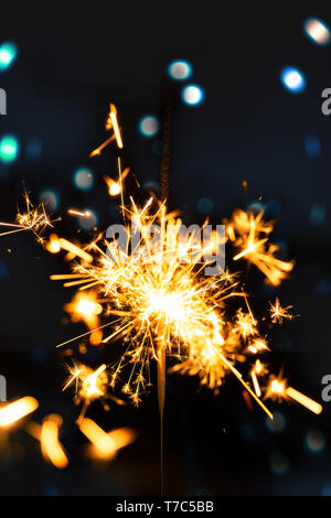 Burning sparkler bokeh avec fond clair Banque D'Images