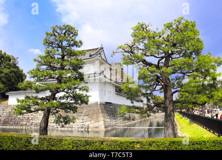 Watch Tower sur mur de la forteresse de palais impérial de Kyoto, Japon Banque D'Images