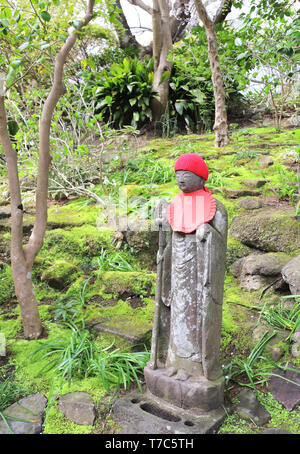 Statue en pierre de Jizo Jizo Bosatsu (Ksitigarbha), dans un chapeau tricoté, Miyajima, Japon Banque D'Images